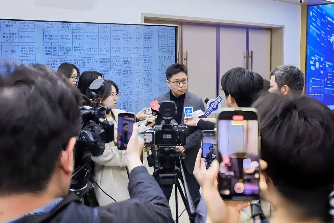 联合创始人接受各大媒体采访